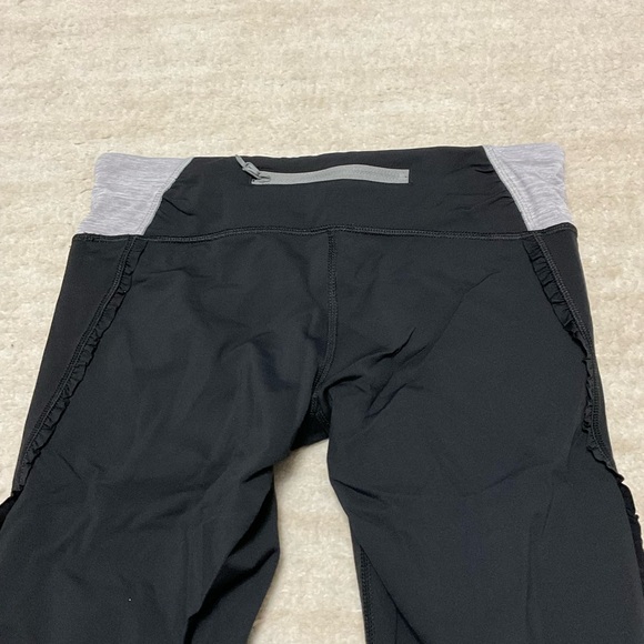 Lululemon Leggings Black and Grey Cropped With Ruffles Size 6 - Picture 5 of 7